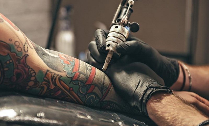 Todo lo que tienes que saber si quieres borrar un tatuaje; tu piel podría sufrir varias consecuencias