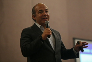 Felipe Calderón propone insurrecciones armadas para acabar con gobiernos populistas