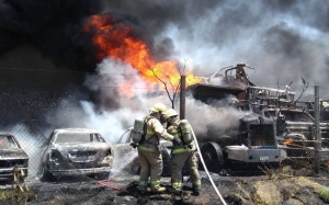 Incendio en corralon de Tlaquepaque calcina 286 carros