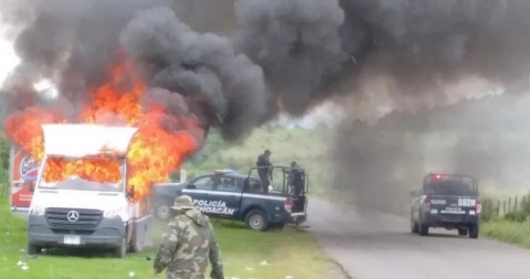 Drogados y borrafchos maestros del CNTE queman camiones y bloquean carreteras en Michoacán