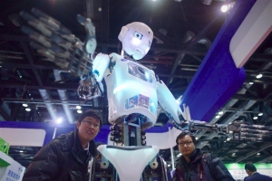 Robots humanoides asombran en Conferencia Mundial en Pekin