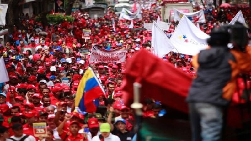 Cientos de miles salen a las calles de caracas a respaldar a Maduro