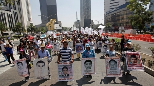 Familias de Ayotzinapa se plantan frente a la Fiscalía mexicana 