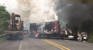 Insurgentes bloquean carretera Lazaro Cardenas-Manzanillo con camiones quemados