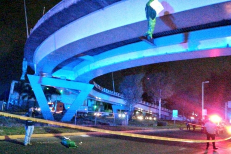 Dejan cinco cadáveres; tres colgados de puente